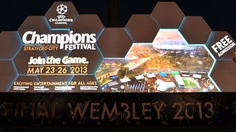 Người hâm mộ hâm nóng trận chung kết Champions League bằng các hoạt động bên lề như Champions Festival.